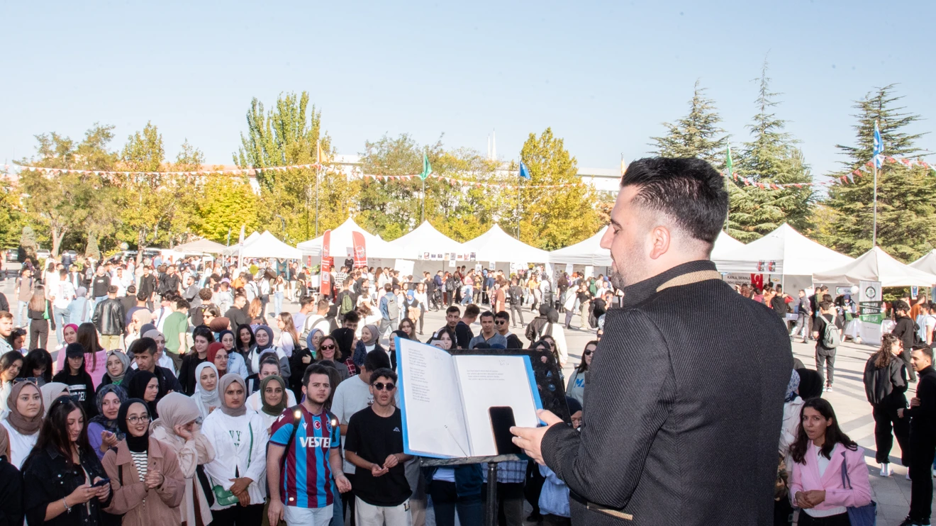 Sanatçı Emirhan Doğan, Selçuk Üniversitesinde konser verdi
